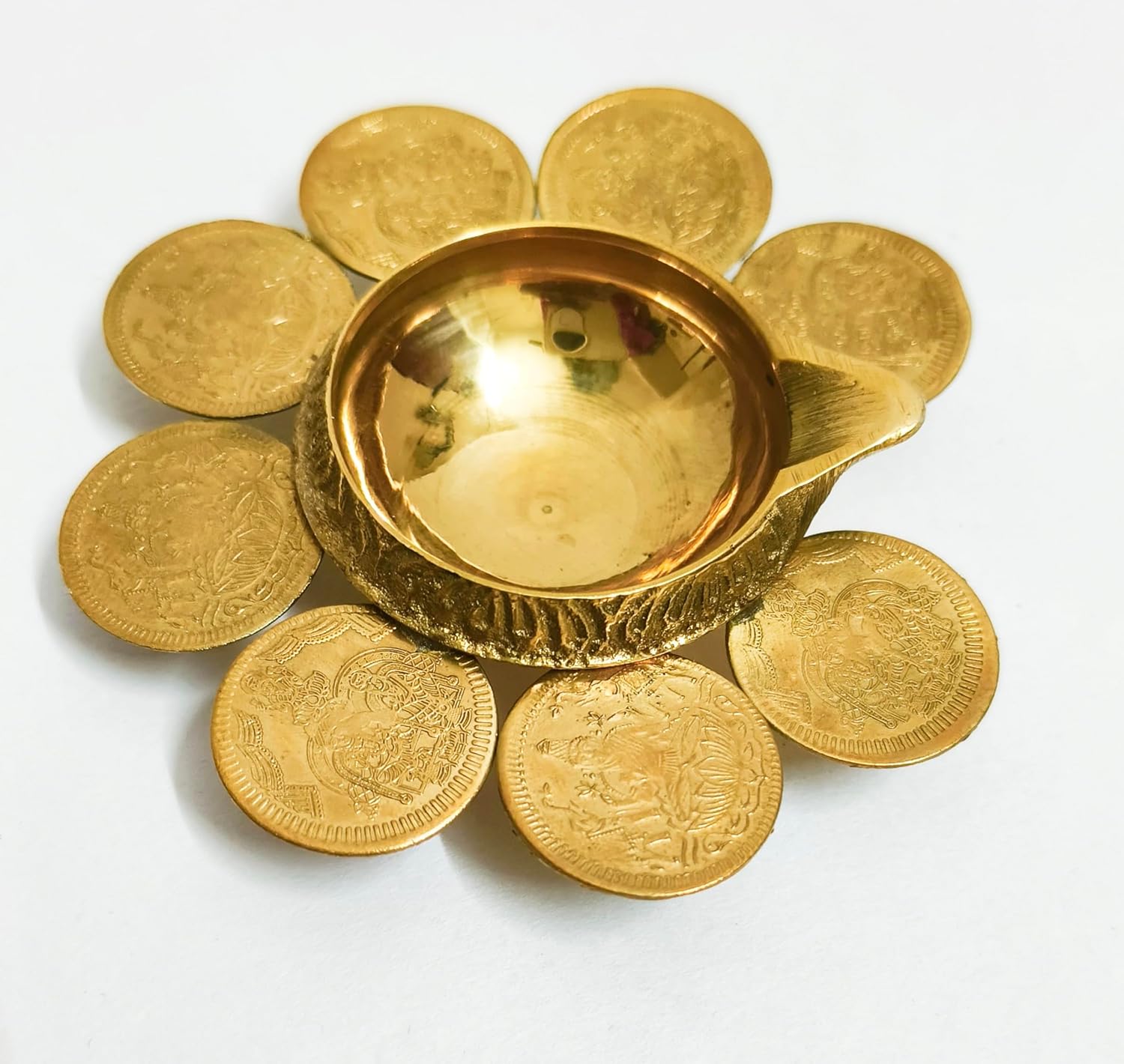 Kuber vilakku with 8 Coins